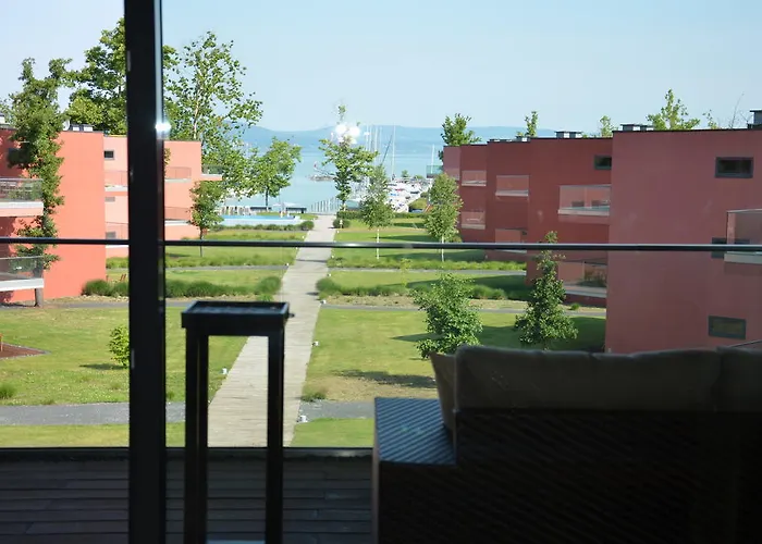 Modern With View בלטונללה