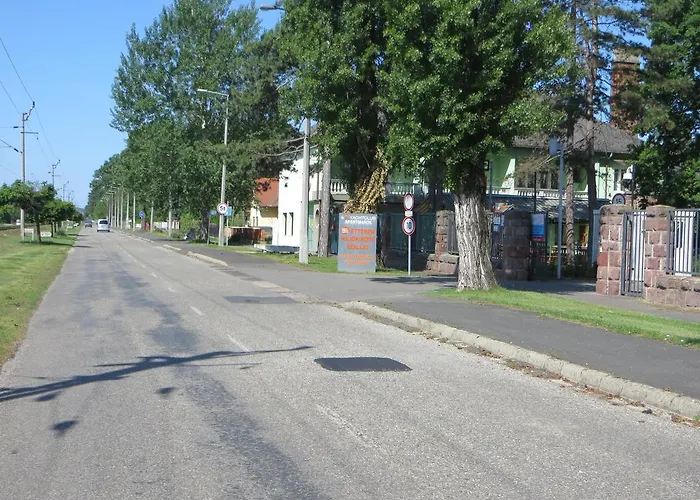 Modern With View בלטונללה